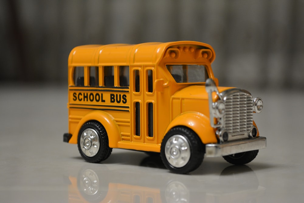 Autobús escolar amarillo en la carretera durante el día