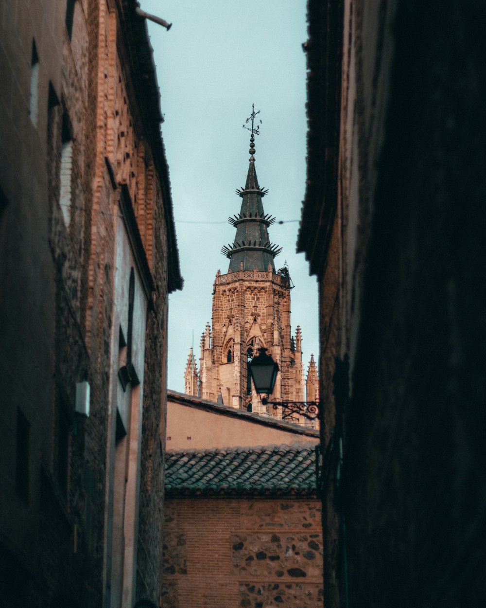 edificio in cemento marrone durante il giorno