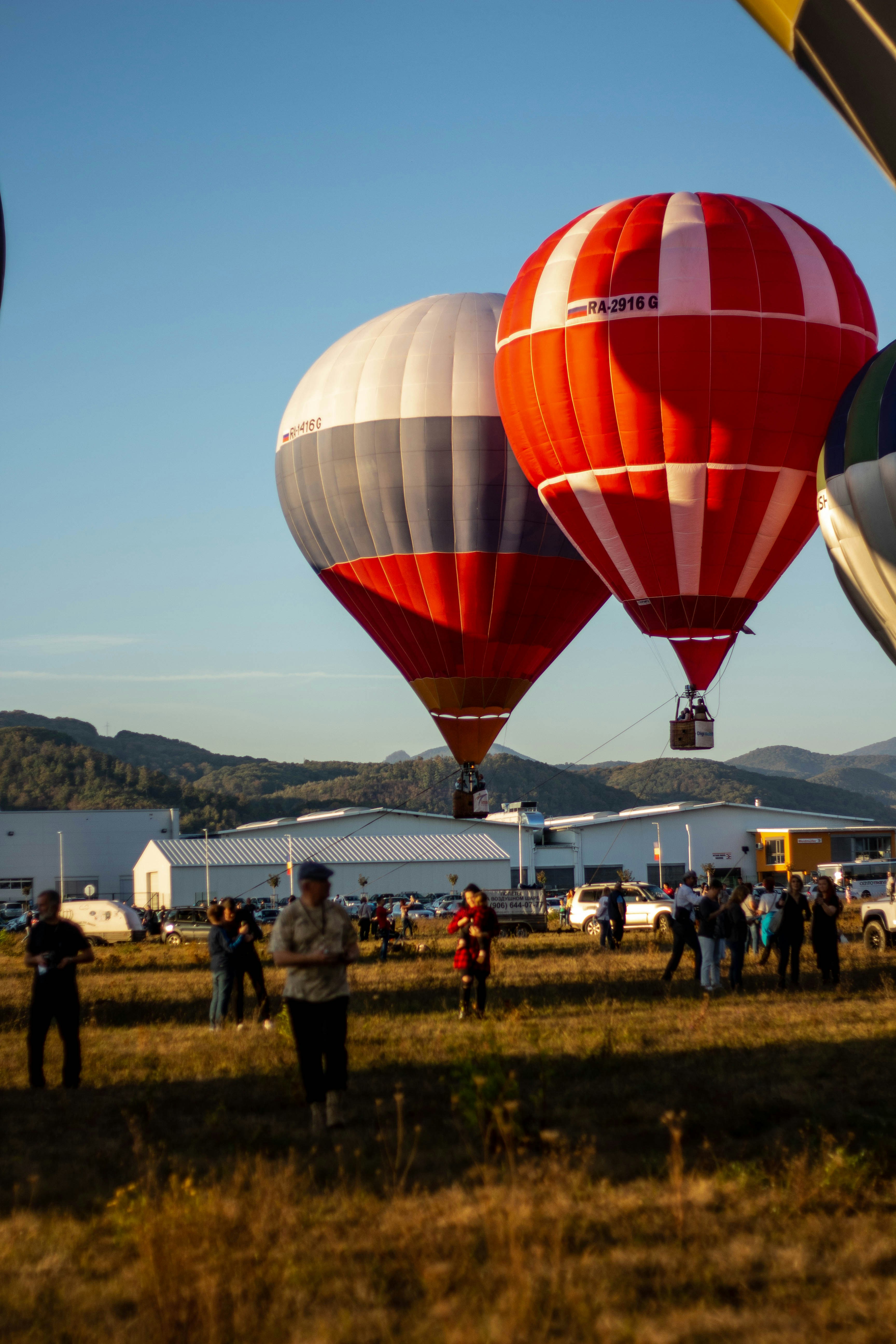 Um grupo de balões de ar quente flutuando sobre um lago foto – Imagem  grátis sobre Humano na Unsplash, image size:3000x4500