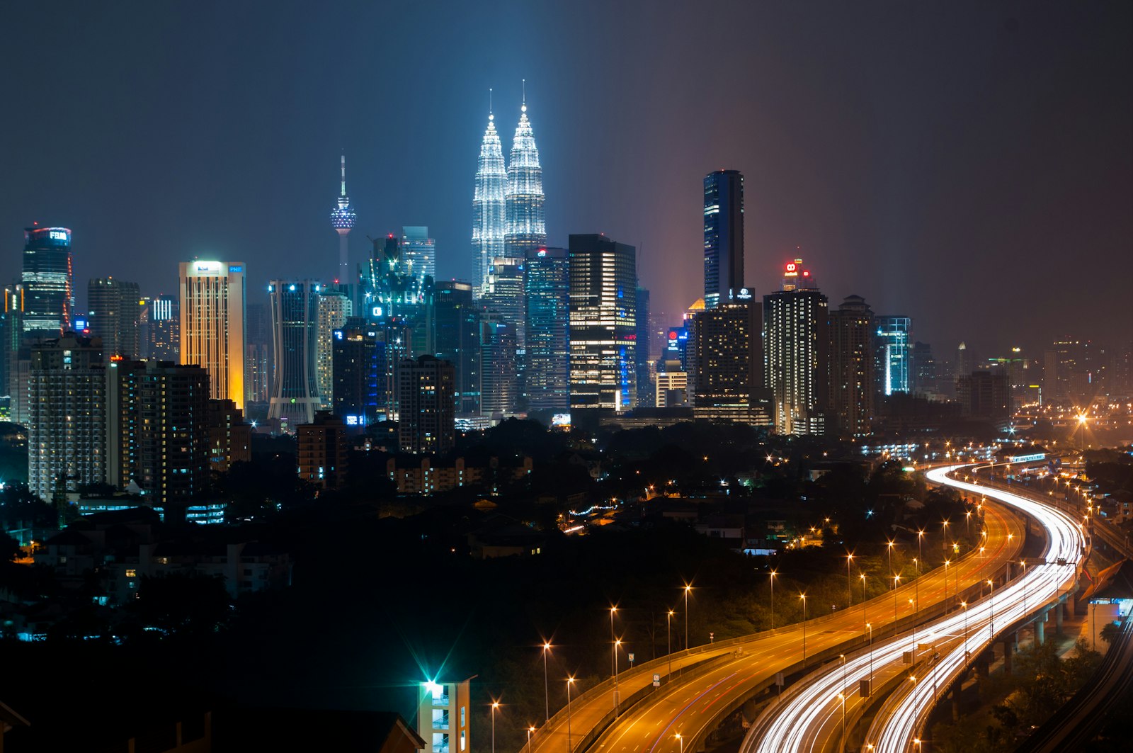 Pentax smc DA 18-55mm F3.5-5.6 AL sample photo. City skyline during night photography