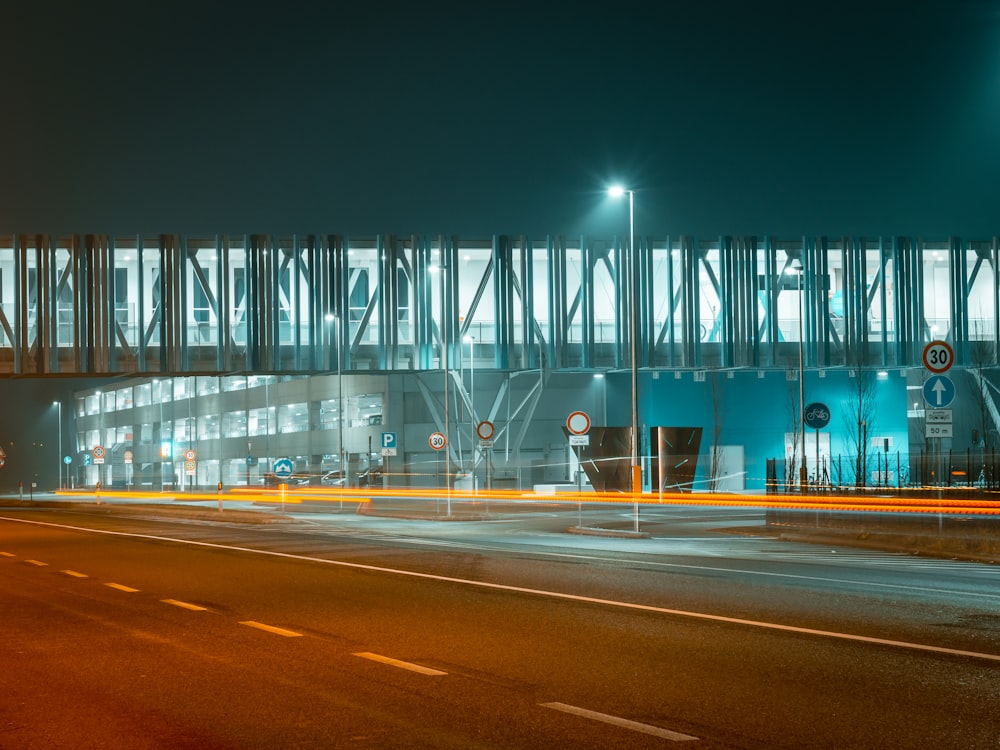 Graue Betonstraße während der Nachtzeit