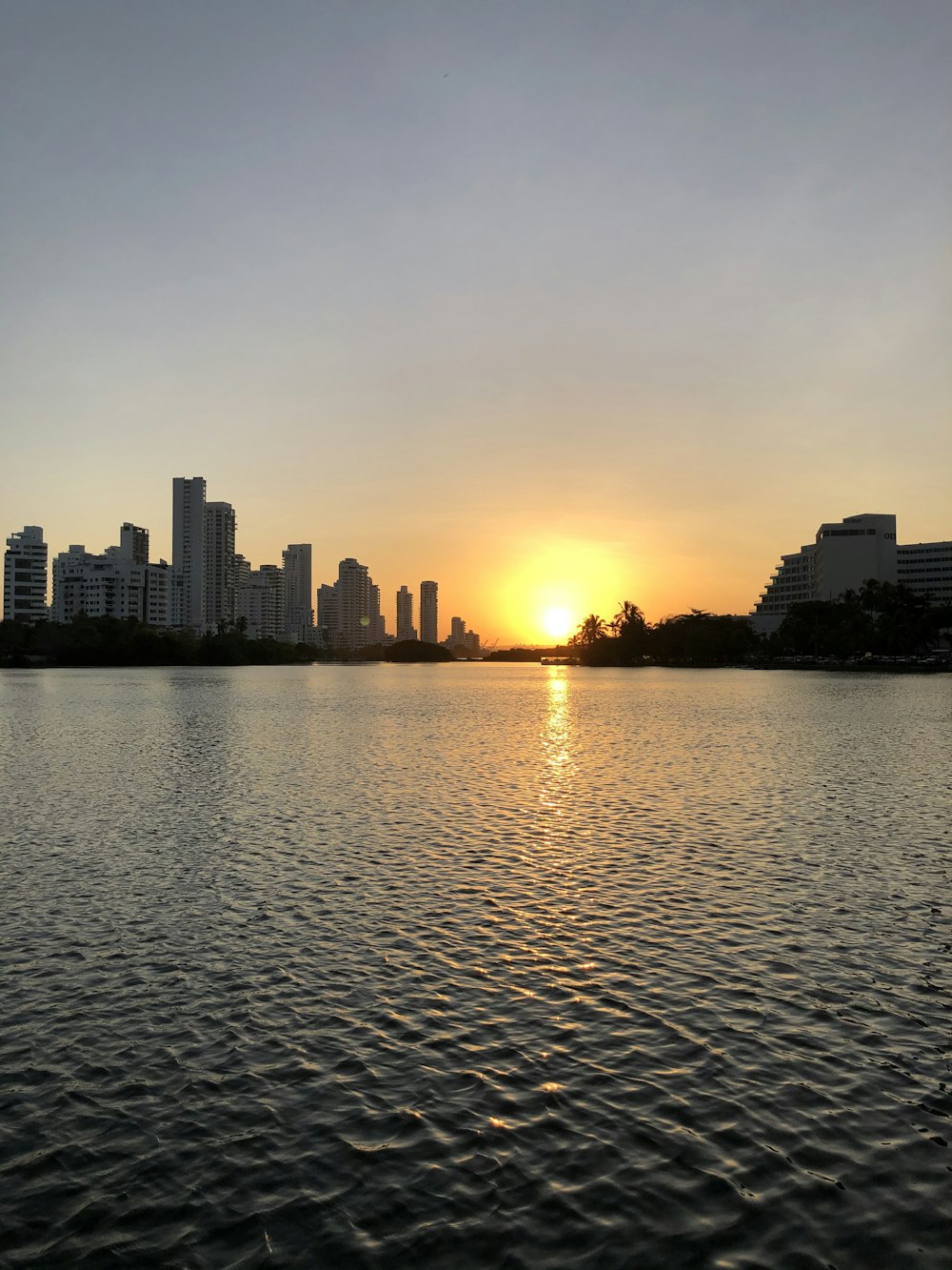 Skyline der Stadt bei Sonnenuntergang mit Gewässer