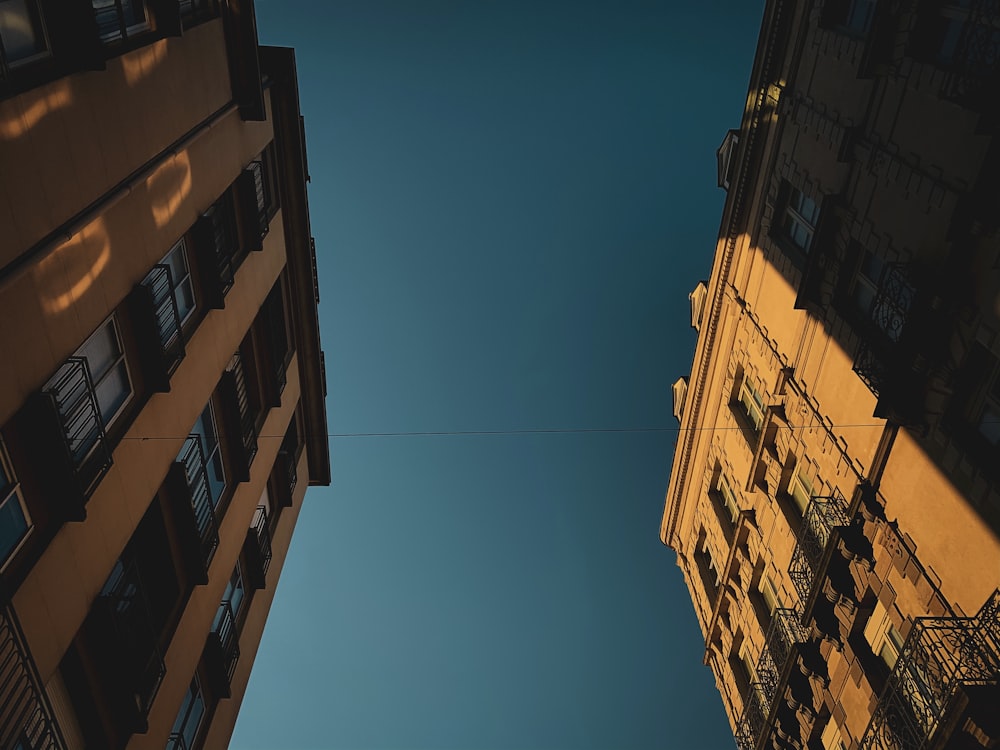 昼間の青空に茶色のコンクリートの建物