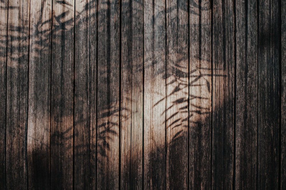 Surface en bois marron et noir