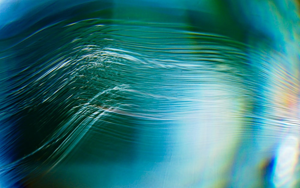 Vague d’eau bleue et blanche