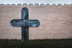 Graveyard cross | Follow on Instagram: @timmossholder