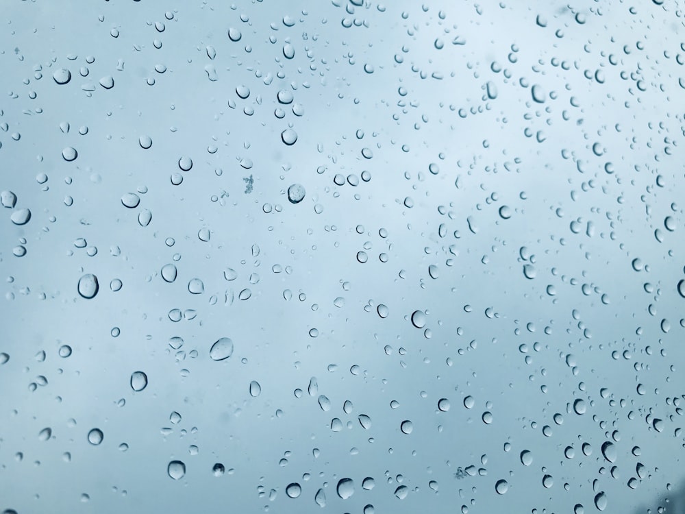 gouttelettes d’eau sur panneau de verre