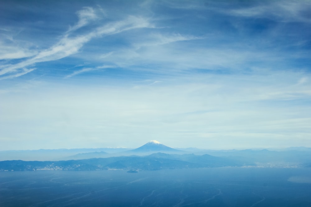 昼間の青空の下での山々の空撮