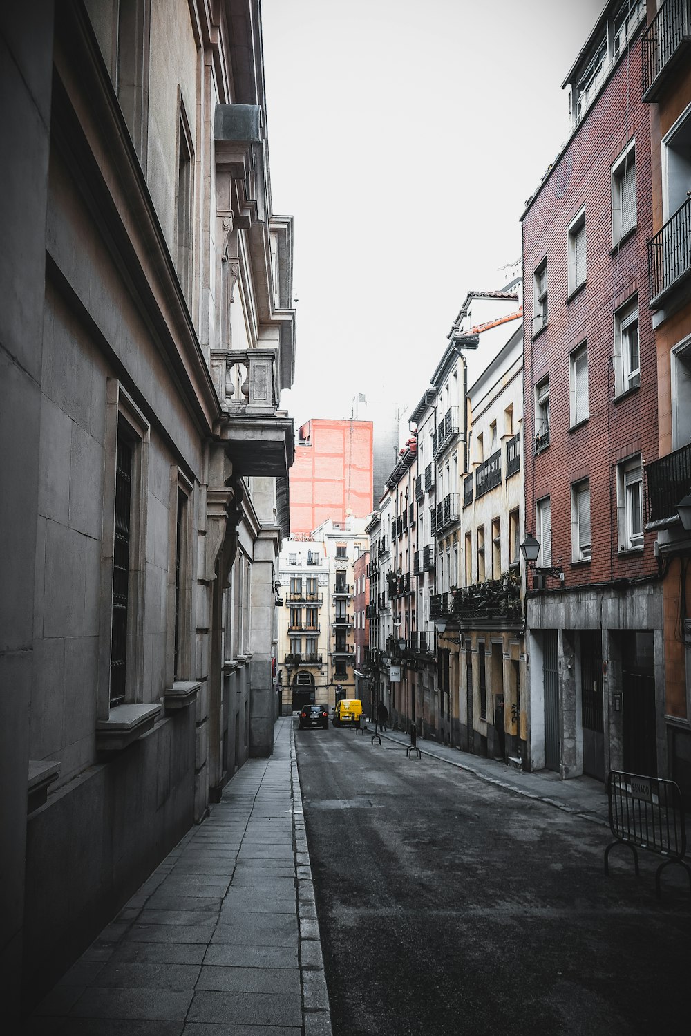 Edificio de hormigón marrón durante el día