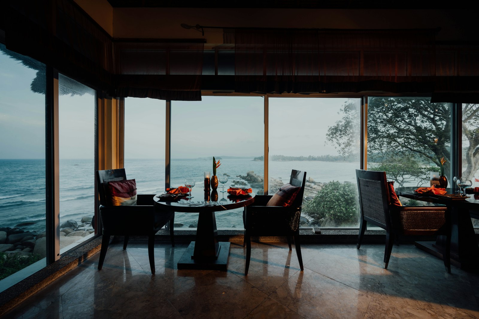 Nikon Nikkor Z 14-30mm F4 S sample photo. Dining table and chairs photography