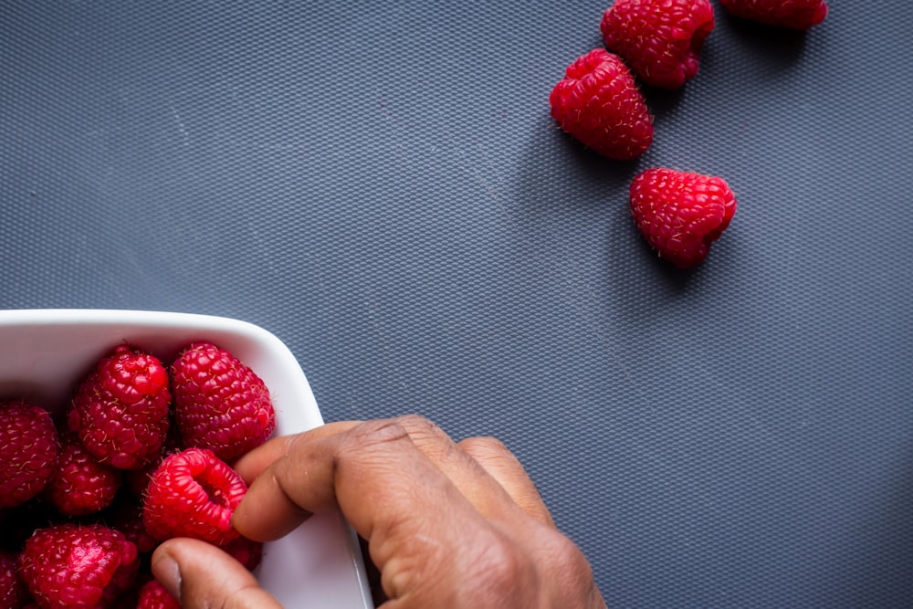 rote Erdbeeren im weißen Plastikbehälter