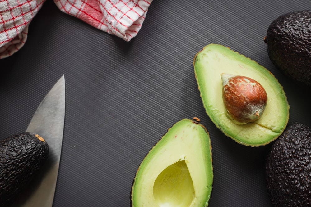 Fruta de aguacate en rodajas sobre textil negro