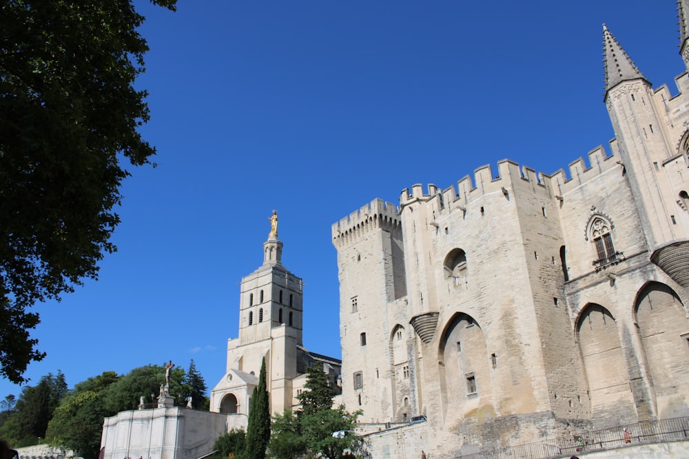 edifício de concreto branco sob o céu azul durante o dia