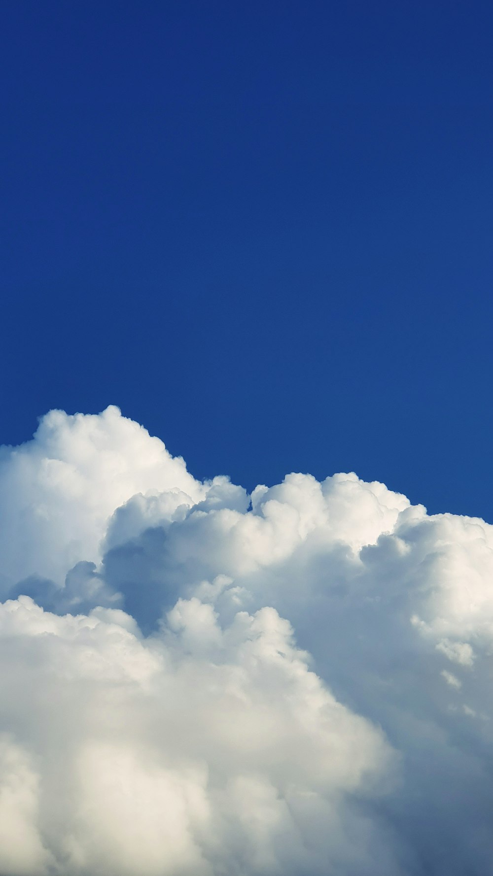 Nubes blancas y cielo azul durante el día