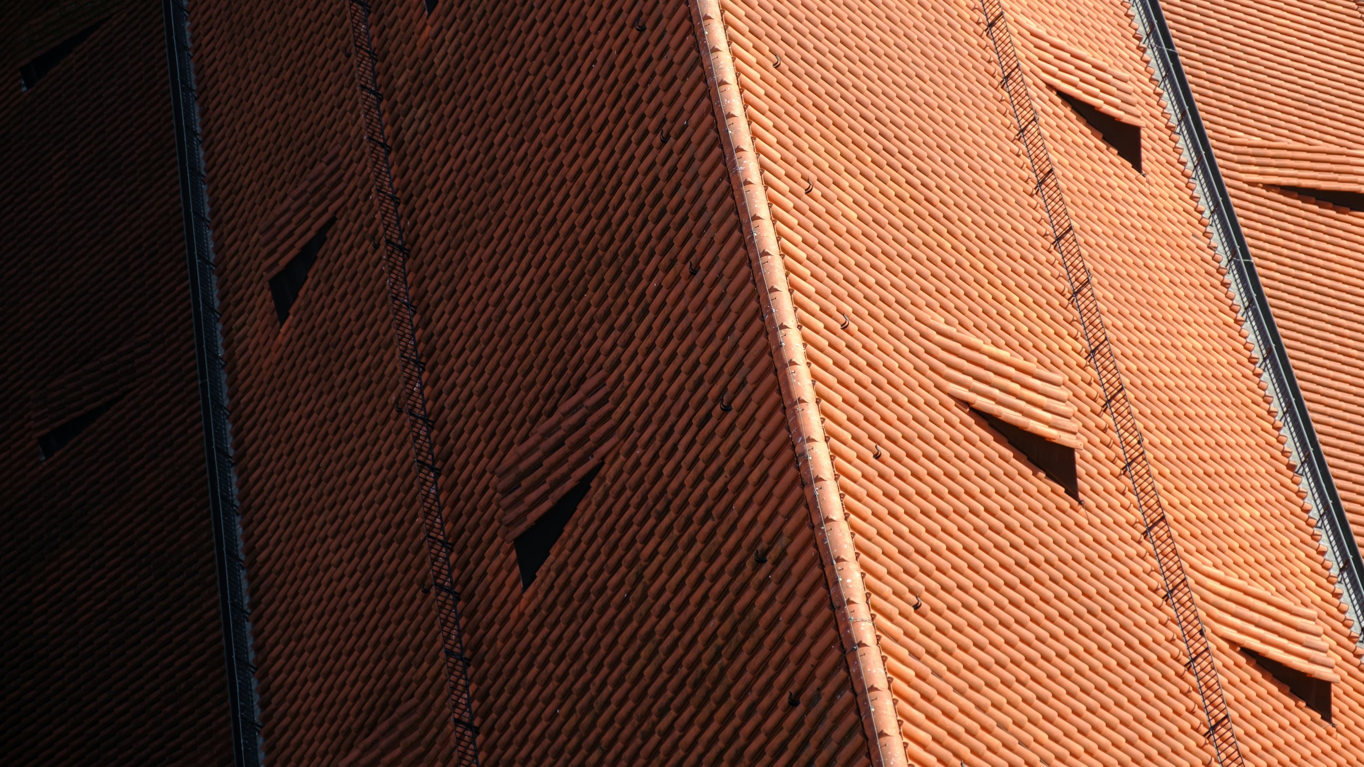 Eindeckung eines Steildachs mit Ziegeln