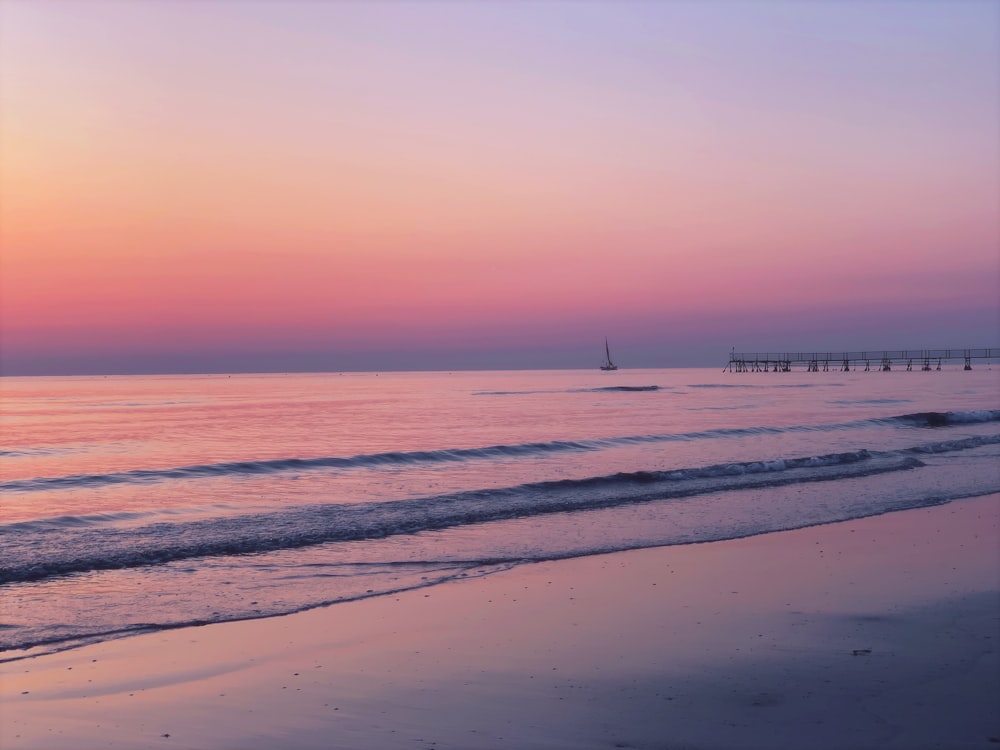 Gewässer unter blauem Himmel tagsüber