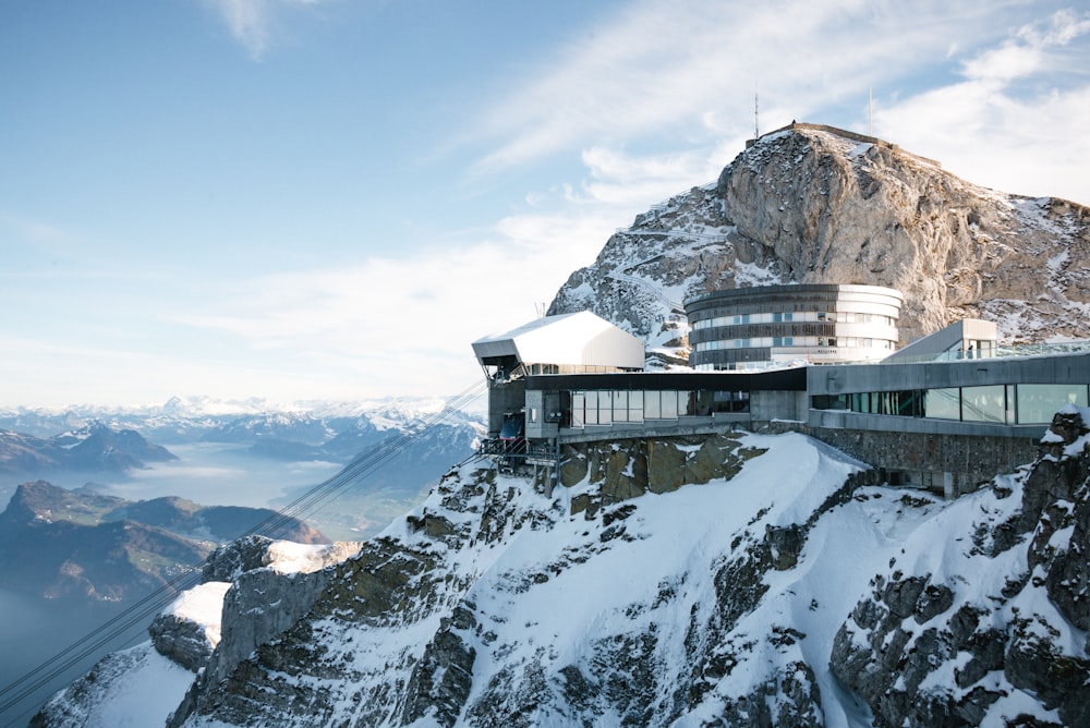 maison blanche et brune au sommet de la montagne