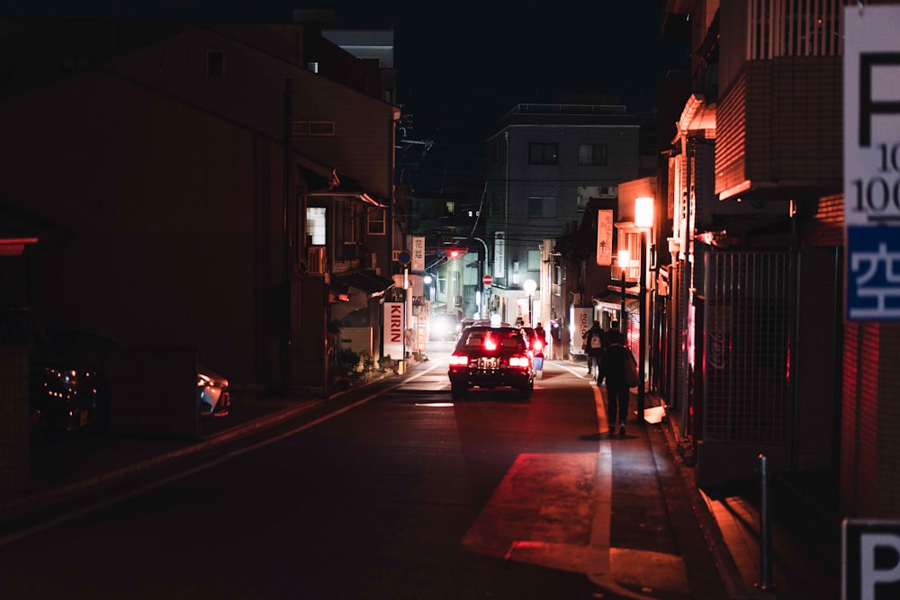auto rossa su strada durante la notte