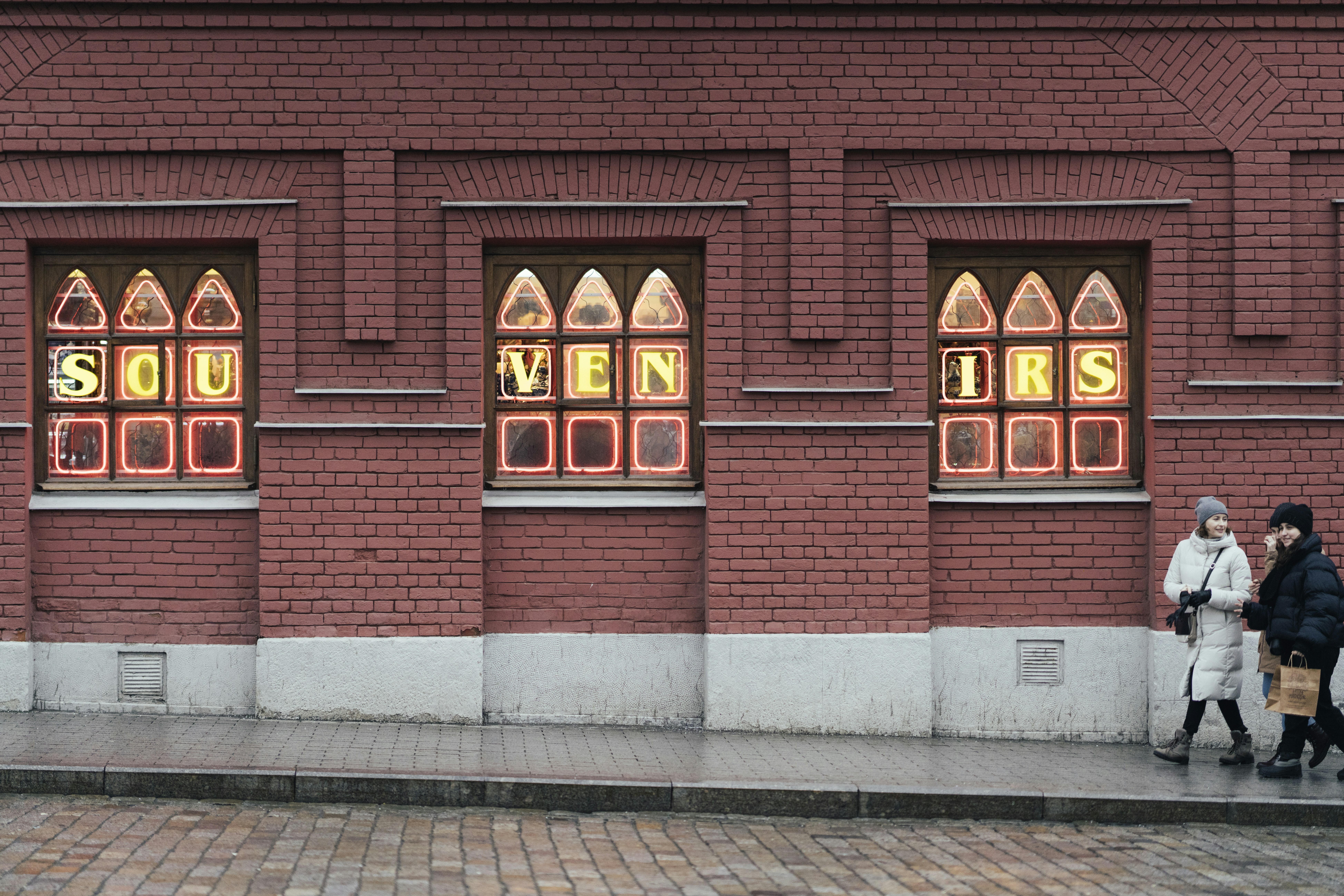 Bâtiment en brique brune avec fenêtres rouges et blanches