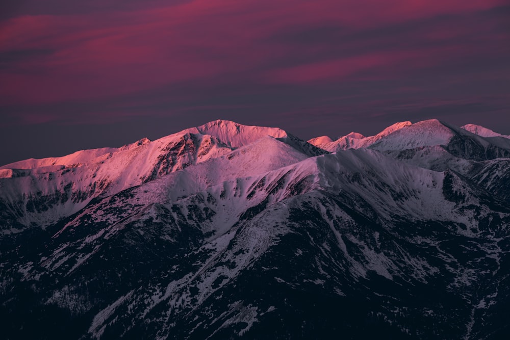 montagne bianche e nere sotto il cielo blu durante il giorno