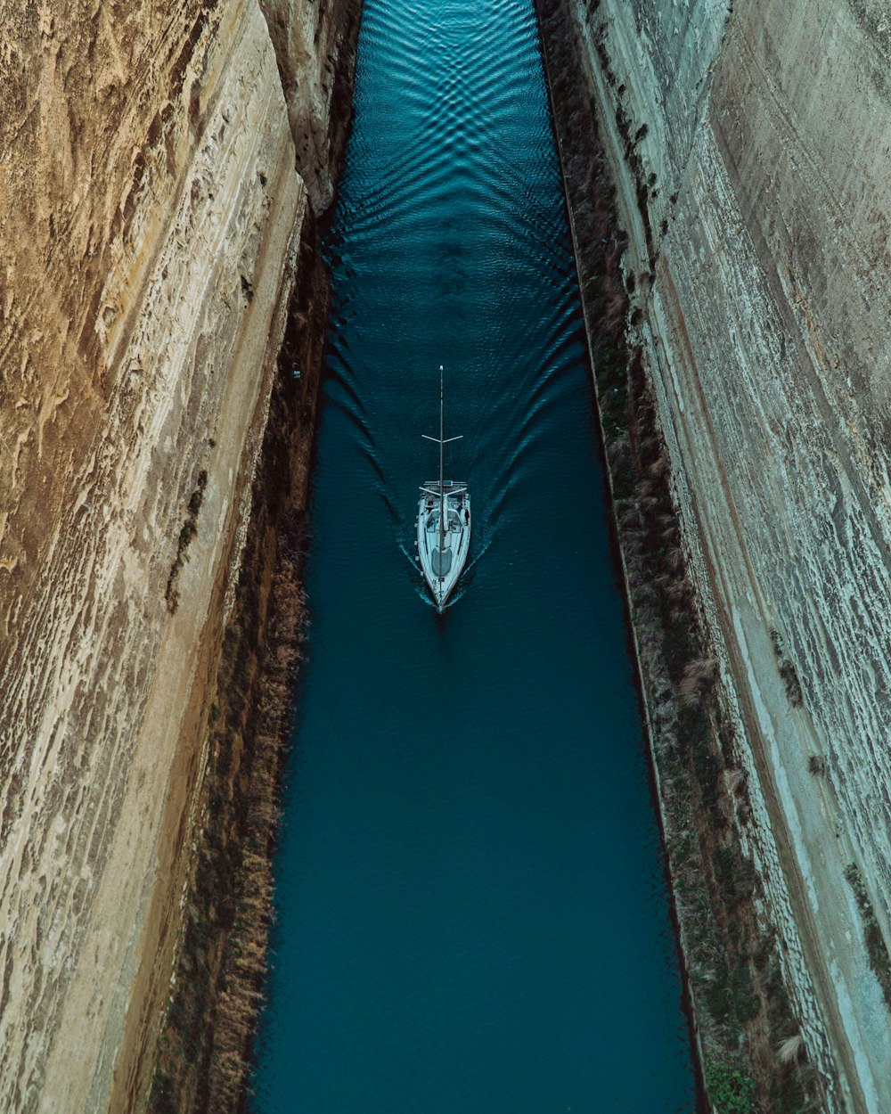 barco branco na água durante o dia