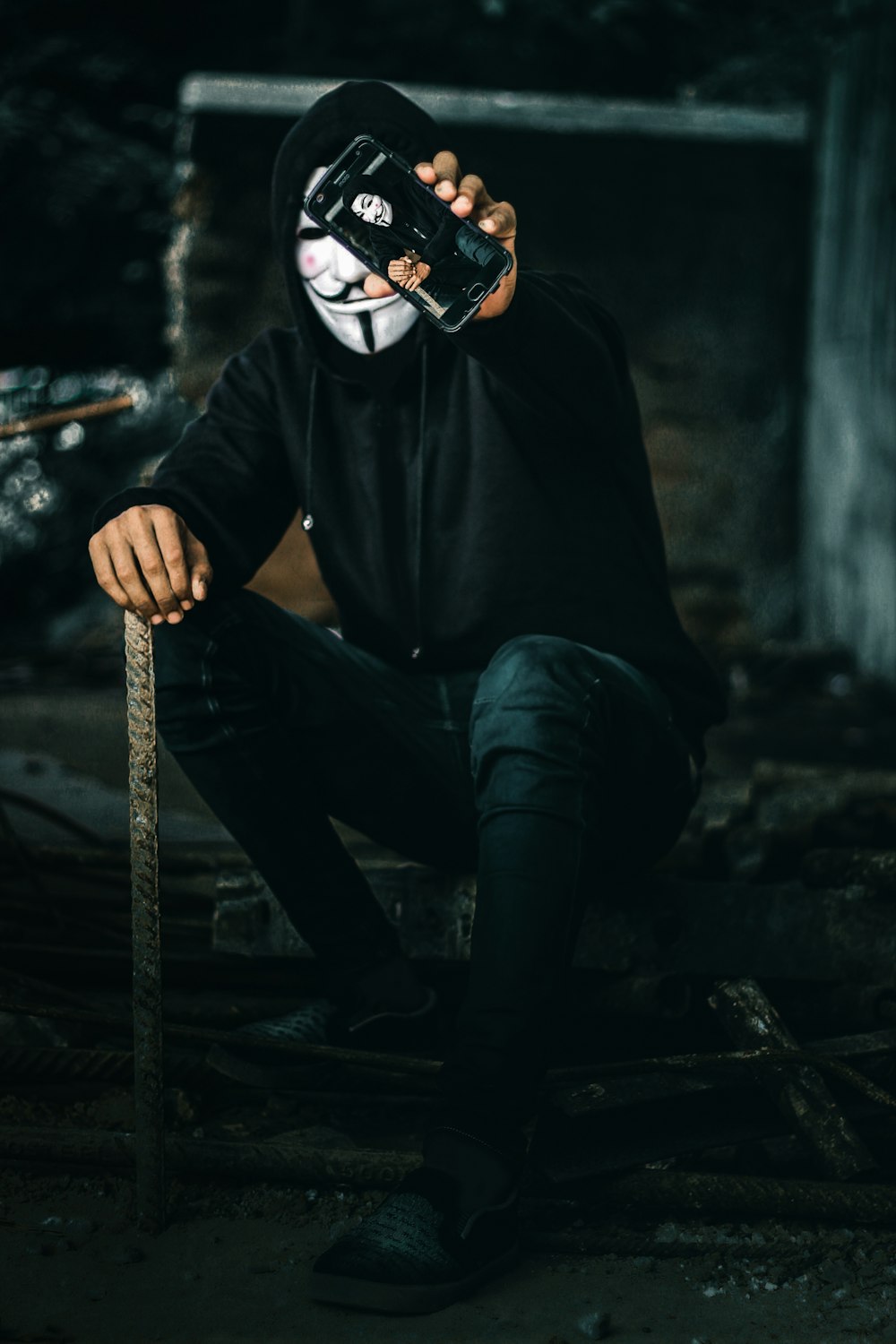 Hombre con chaqueta negra y jeans de mezclilla azul con casco blanco y negro sentado en marrón