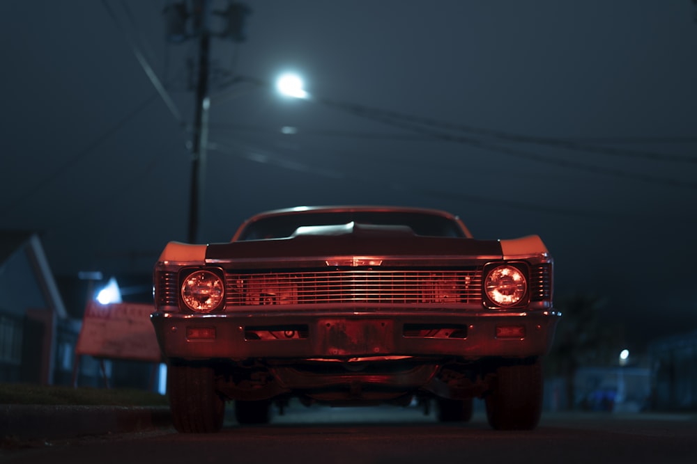 Roter Chevrolet Camaro in der Nacht unterwegs