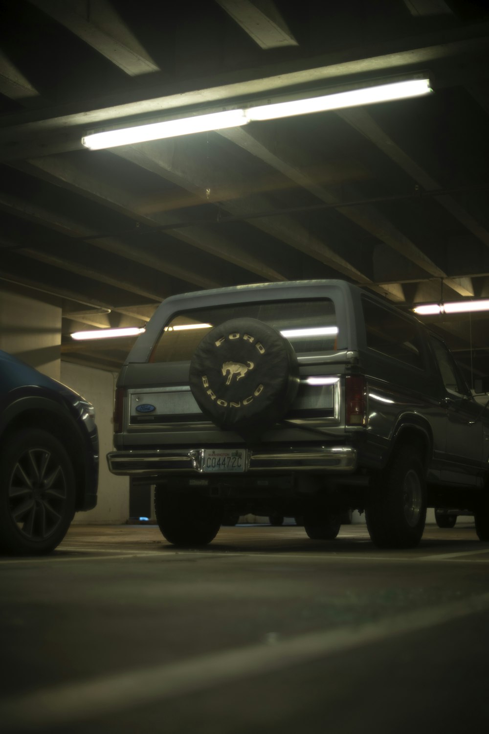 Schwarzer SUV in einer Garage