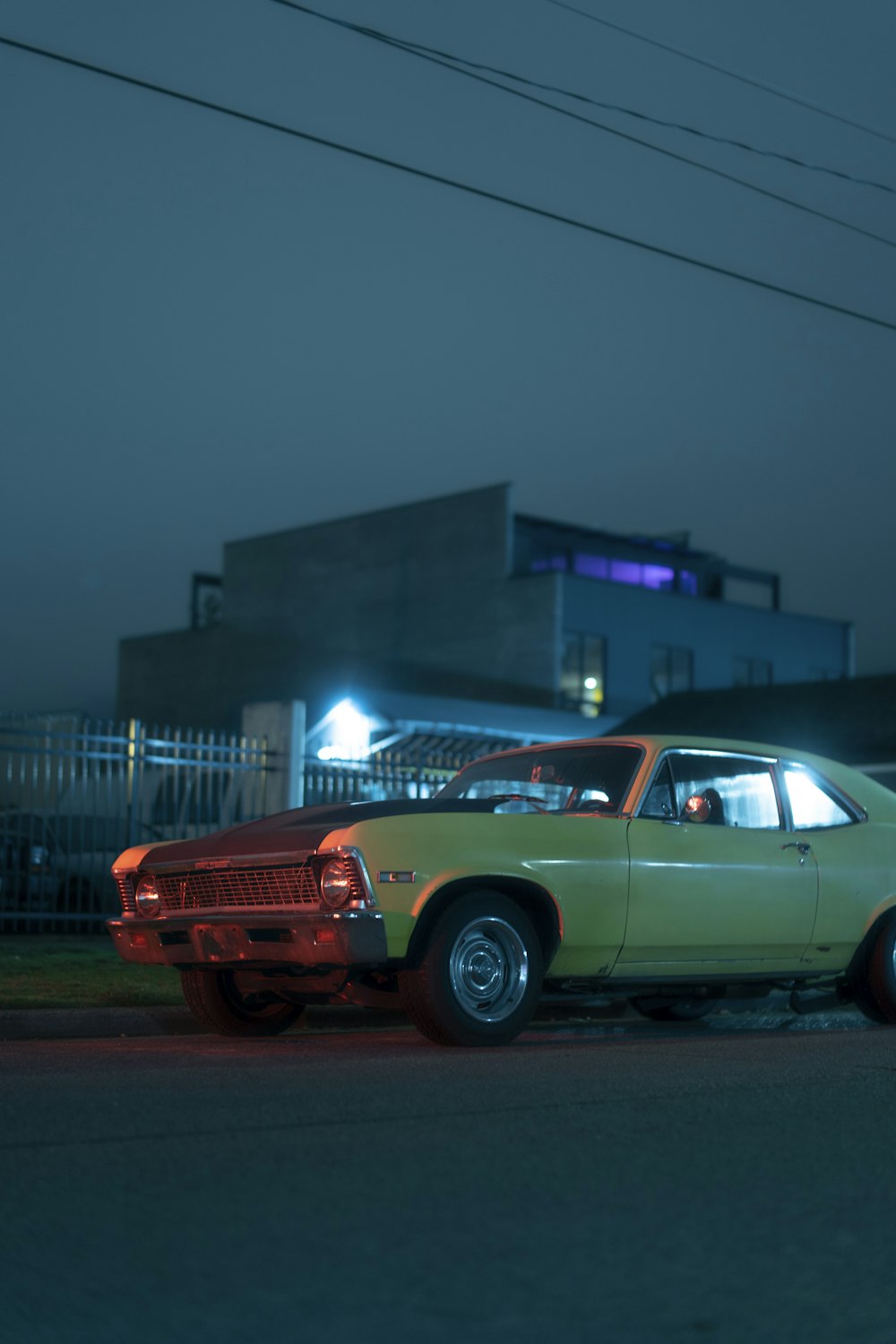 weißer und roter Oldtimer nachts unterwegs