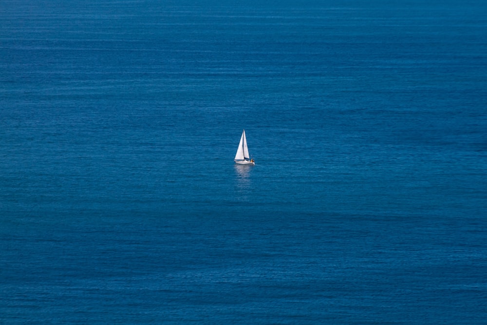 veleiro branco no mar azul durante o dia