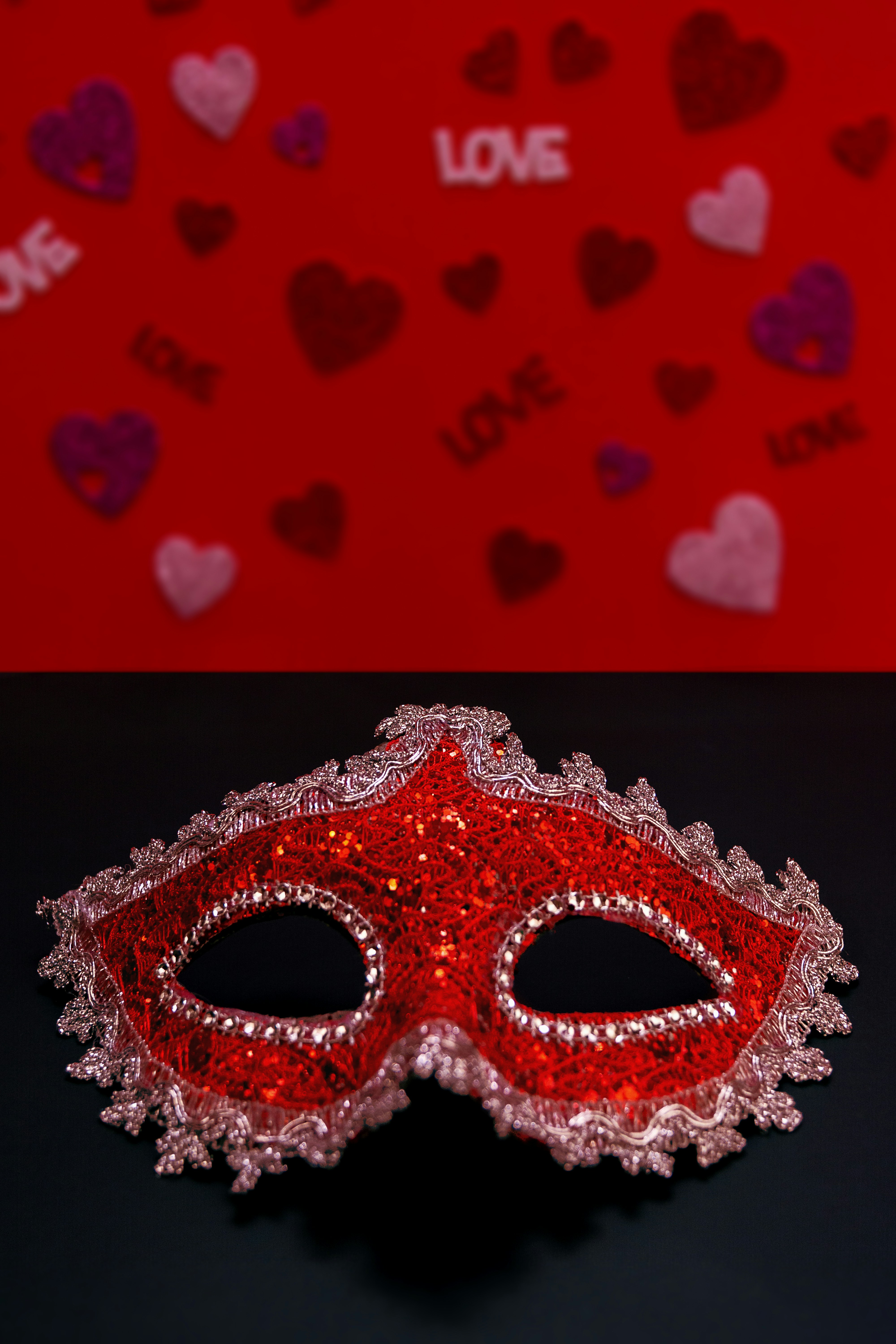 têxtil vermelho e preto em forma de coração