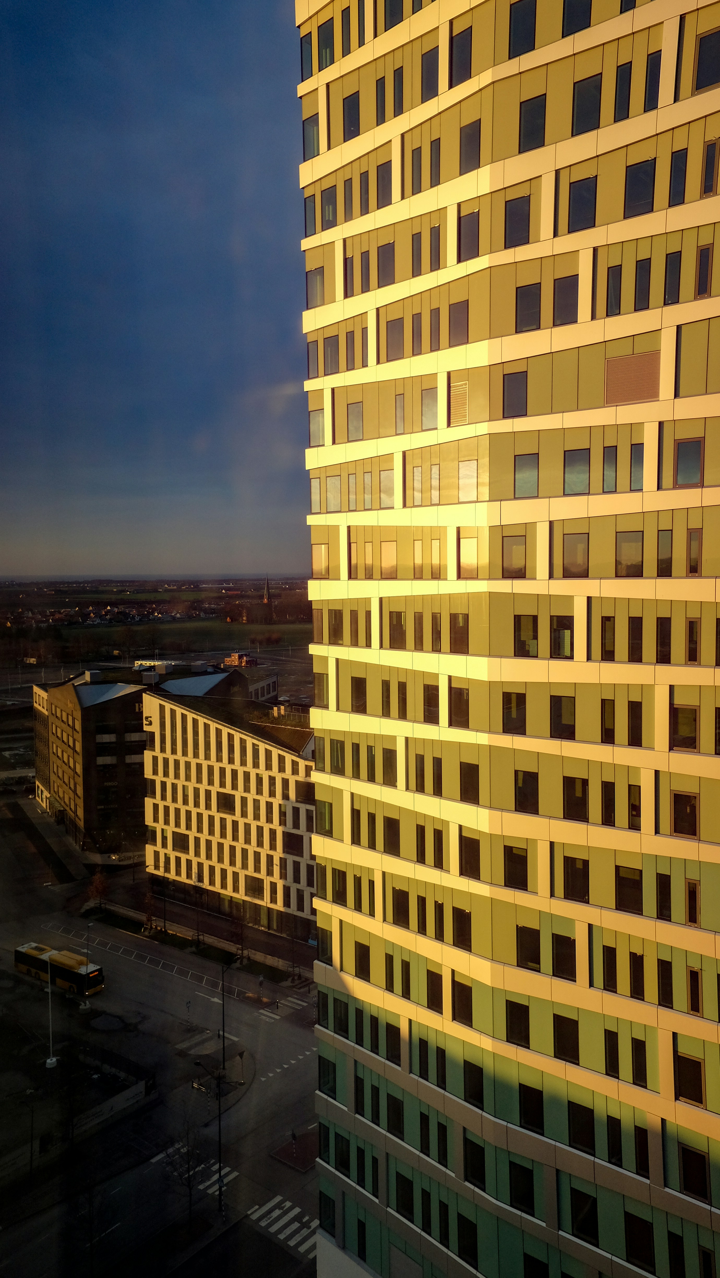 Braunes Betongebäude während der Nachtzeit