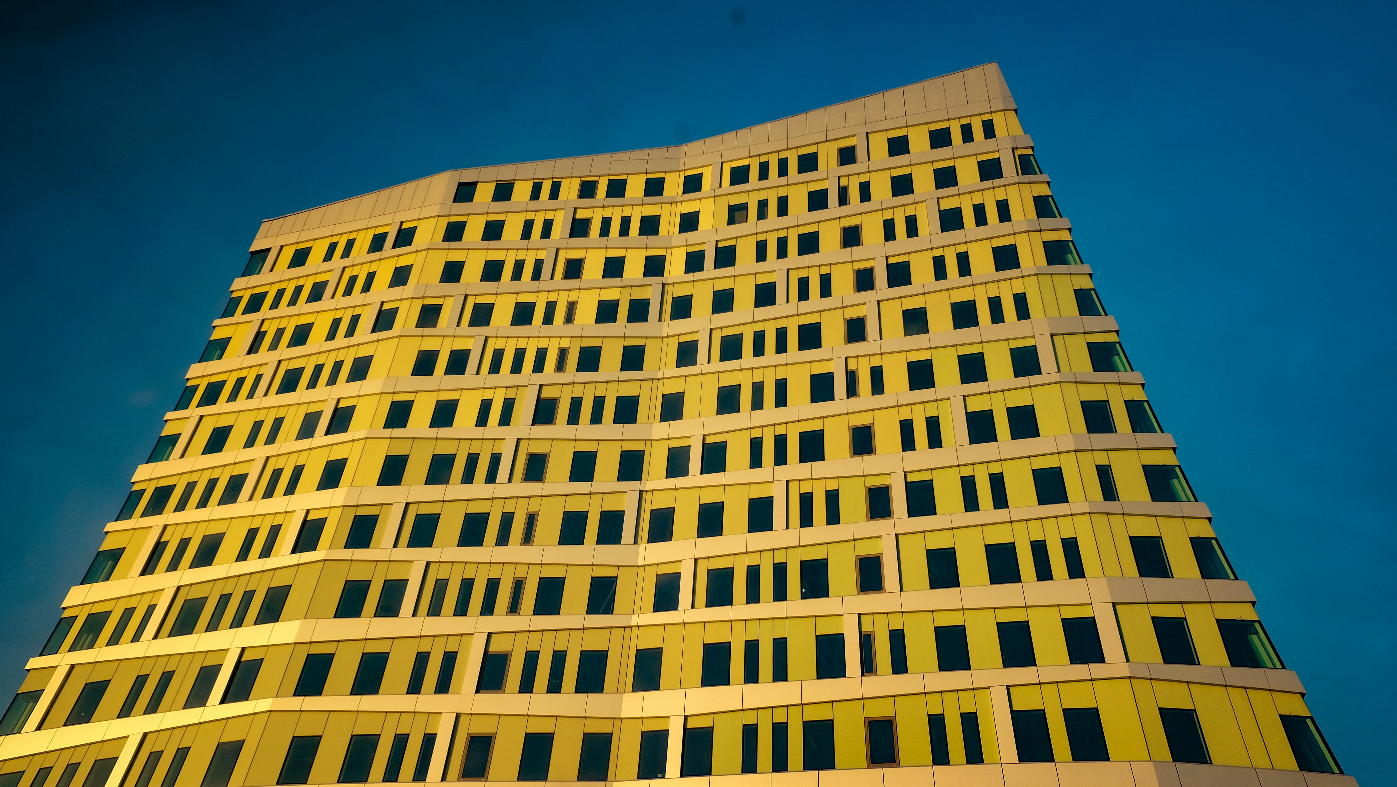 Gebäude aus gelb-weißem Beton