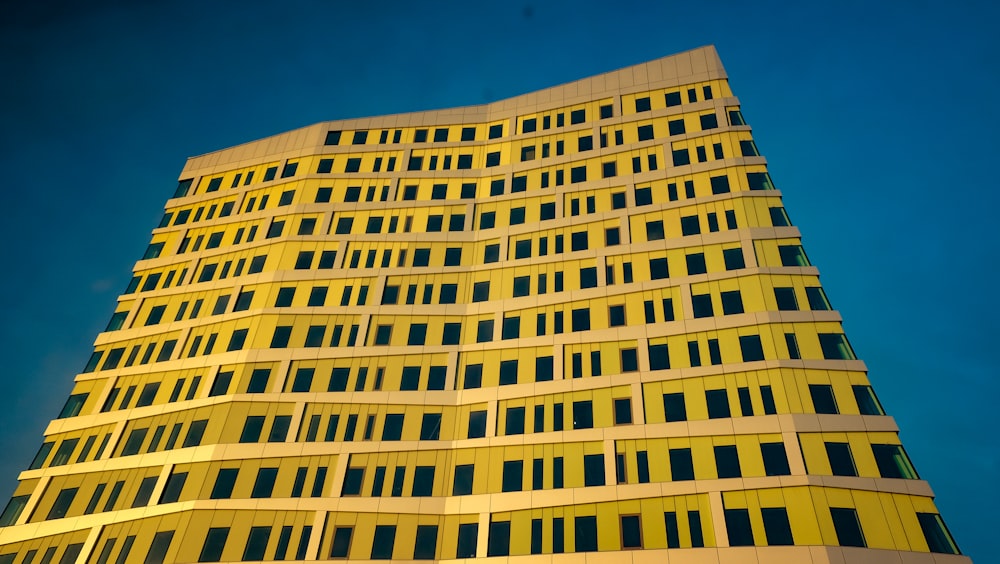 edifício de concreto amarelo e branco