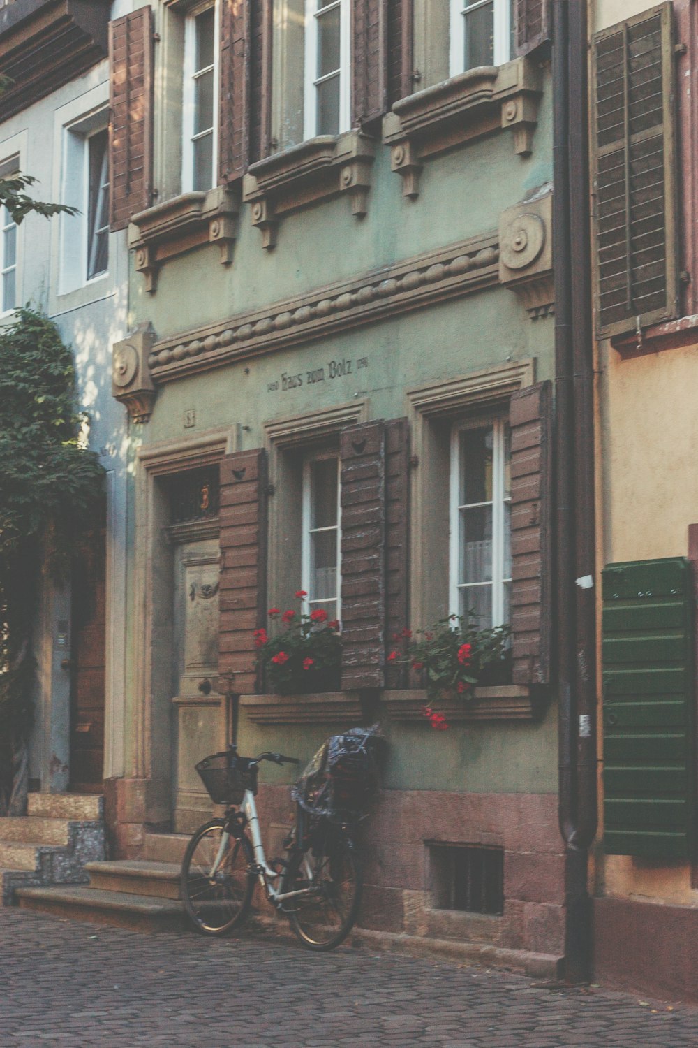 black motorcycle parked beside brown concrete building