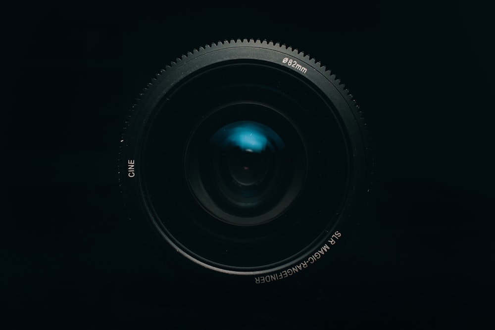obiettivo della fotocamera nero su sfondo bianco