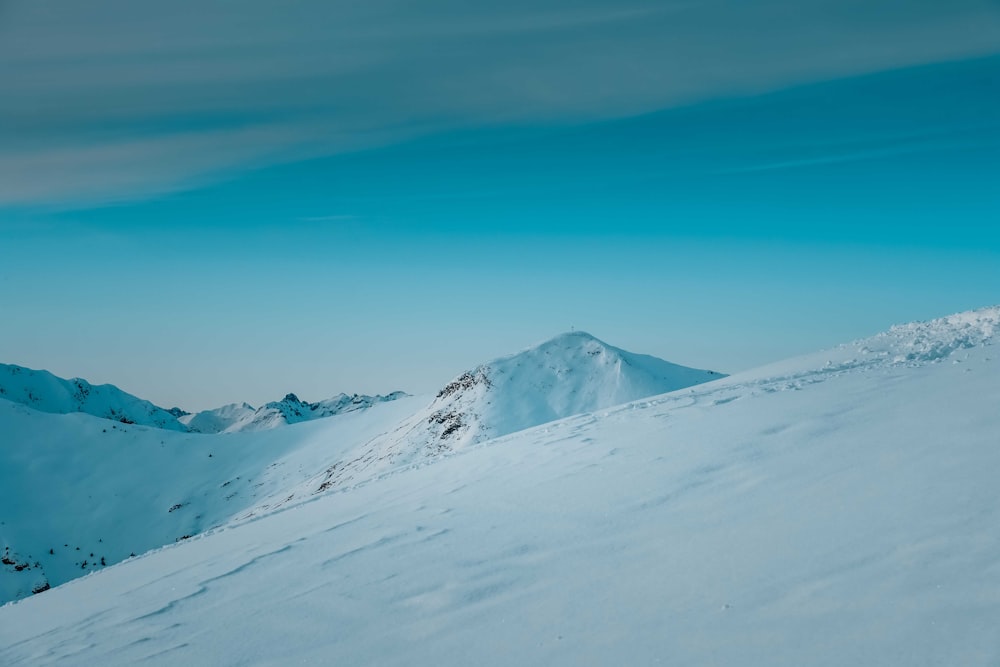 montanha coberta de neve sob o céu azul durante o dia