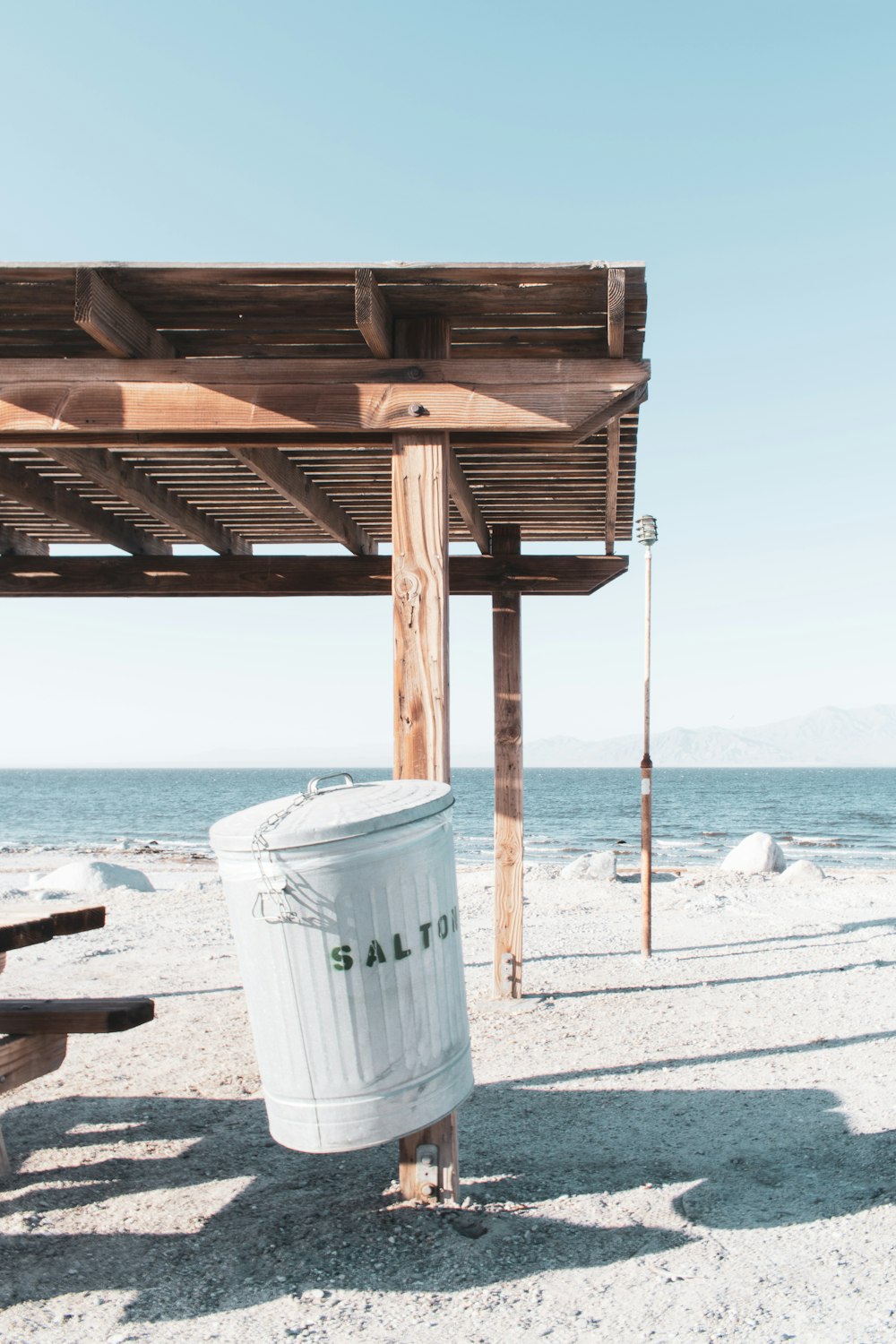 capannone di legno marrone vicino alla spiaggia durante il giorno