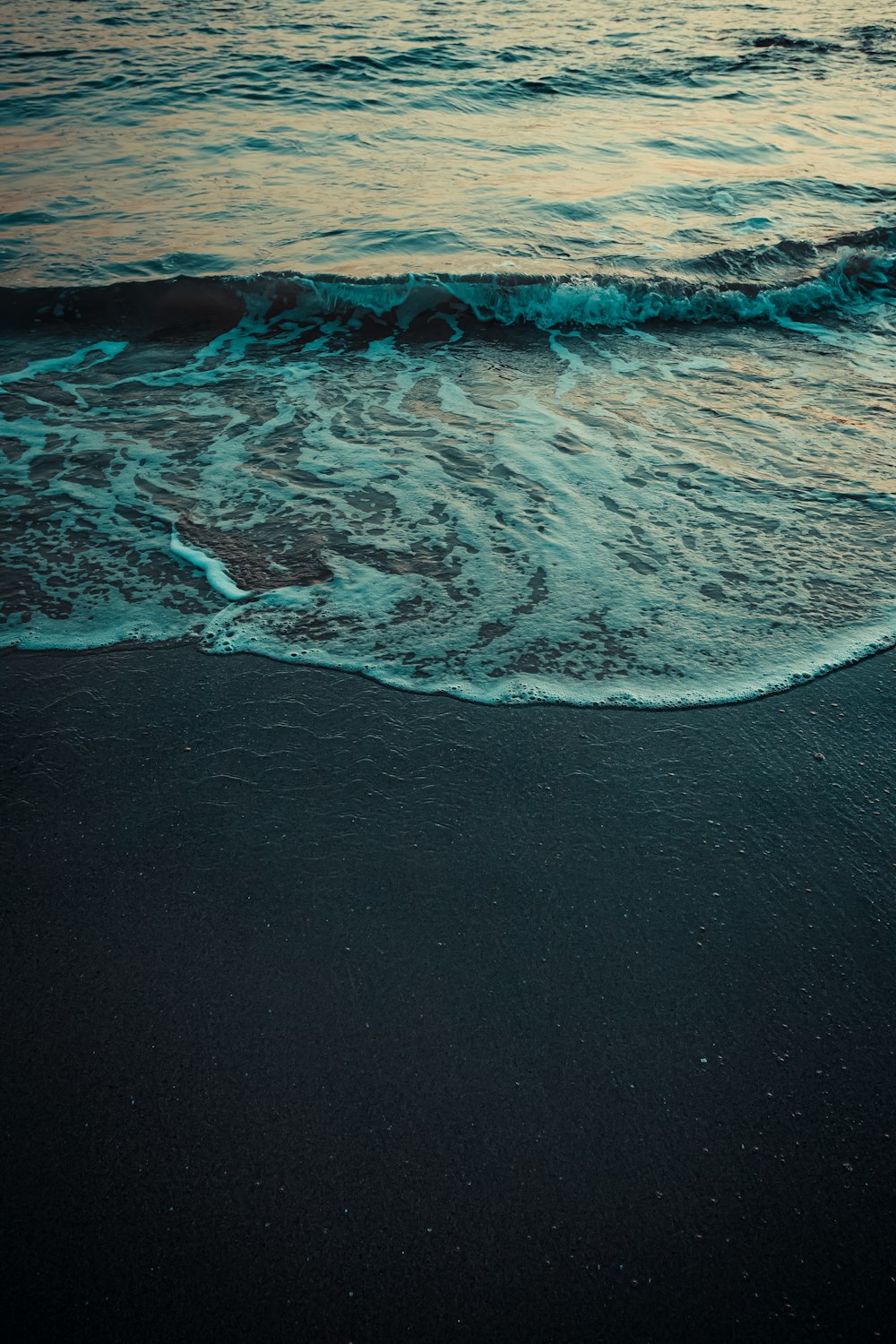 ondas do oceano batendo em terra durante o dia