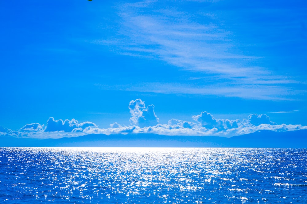 blauer Himmel und weiße Wolken über dem Meer
