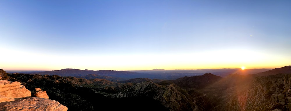 montanhas marrons sob o céu azul durante o dia