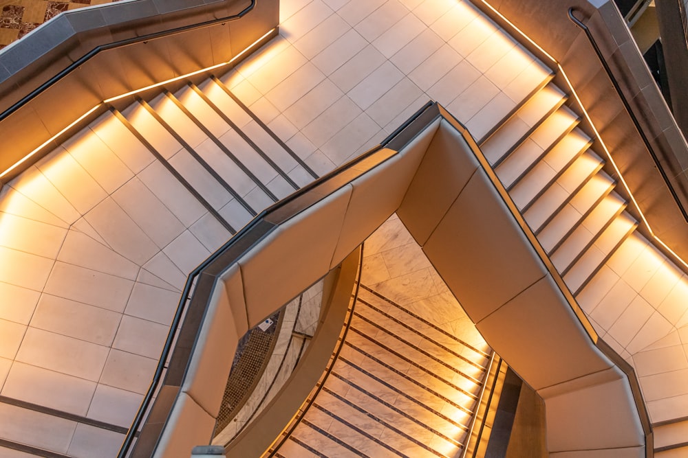 Escalera de caracol blanca y marrón