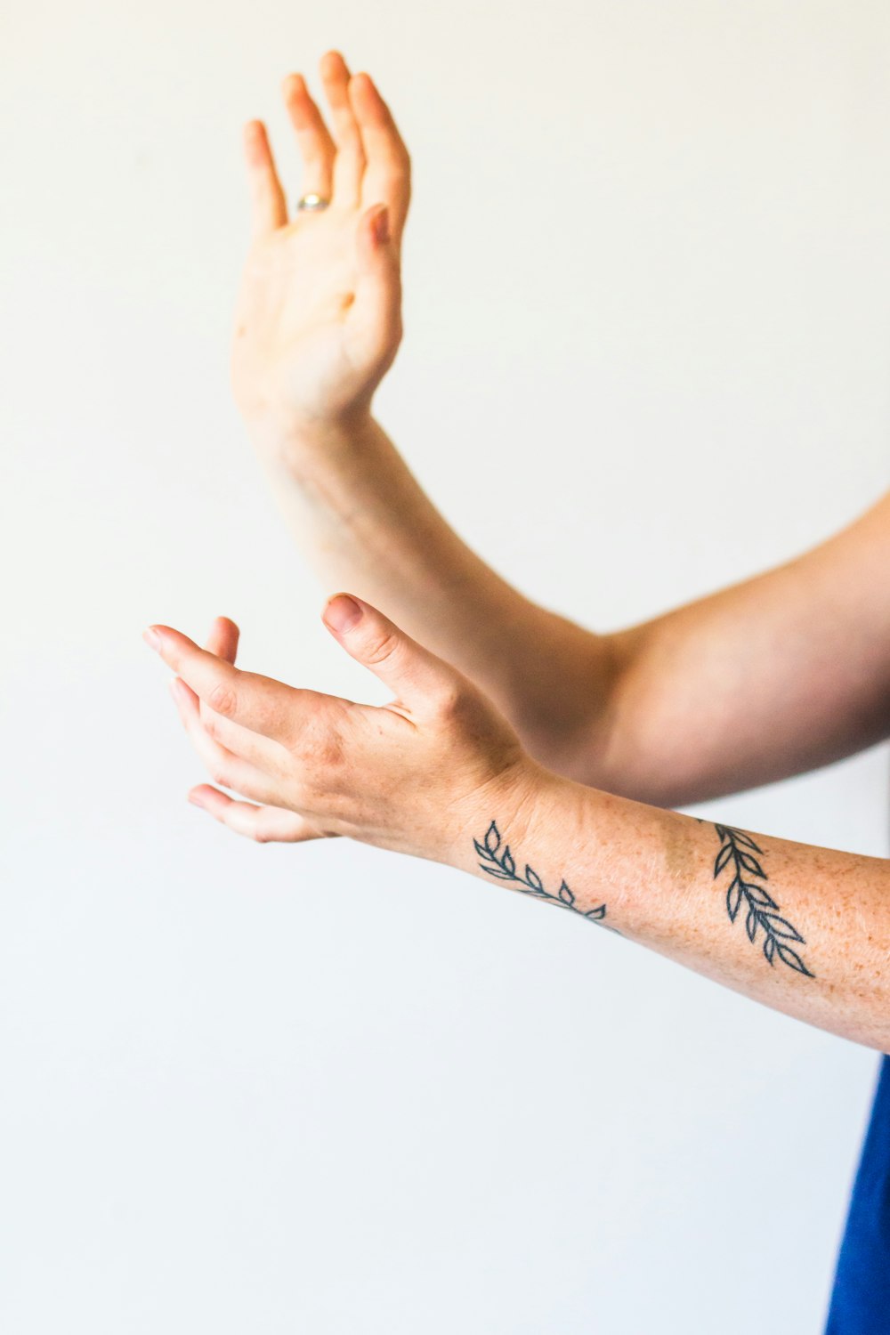 tatuagem preta na mão das pessoas