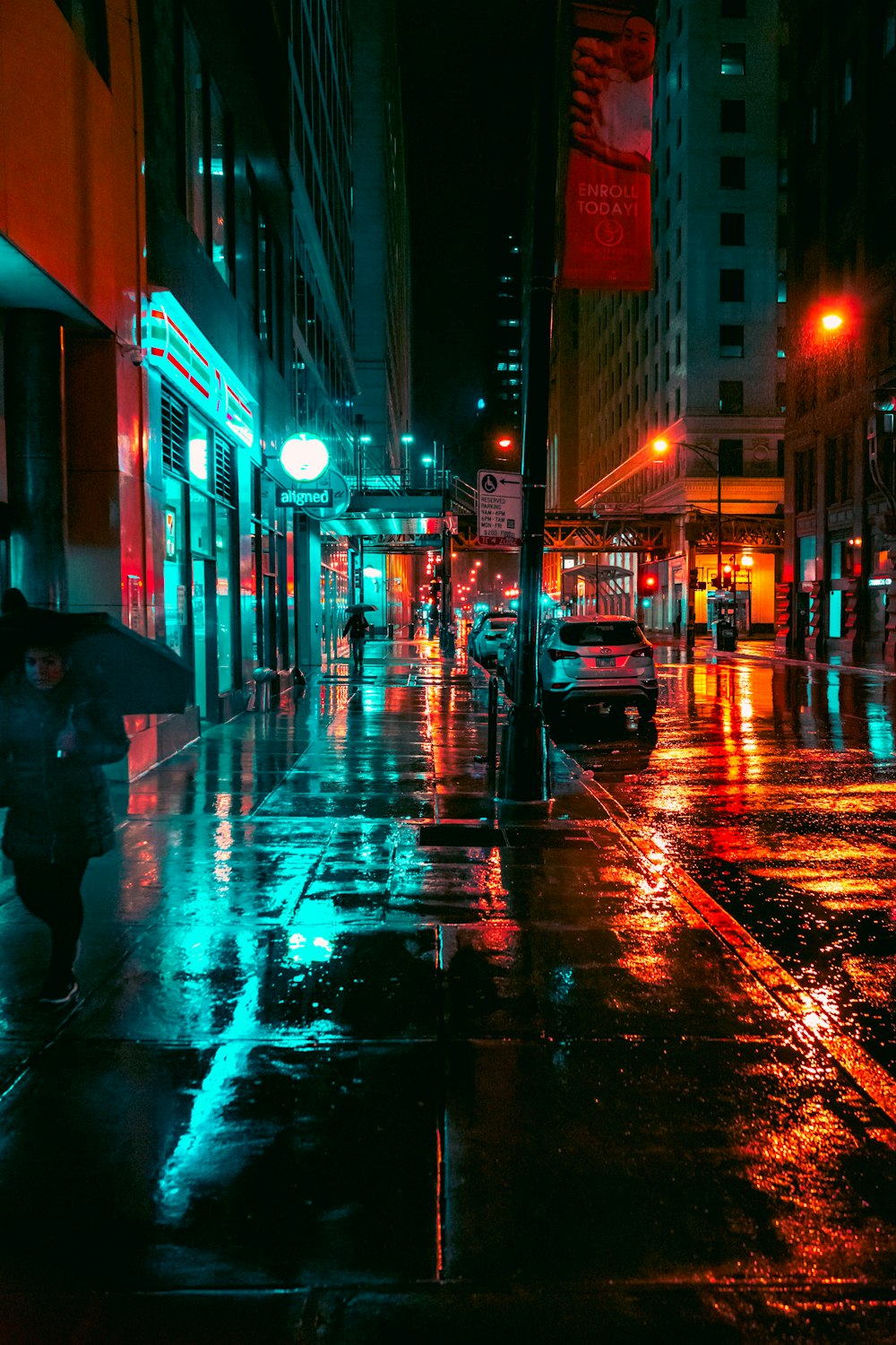 eine Person, die mit einem Regenschirm eine Straße entlang geht