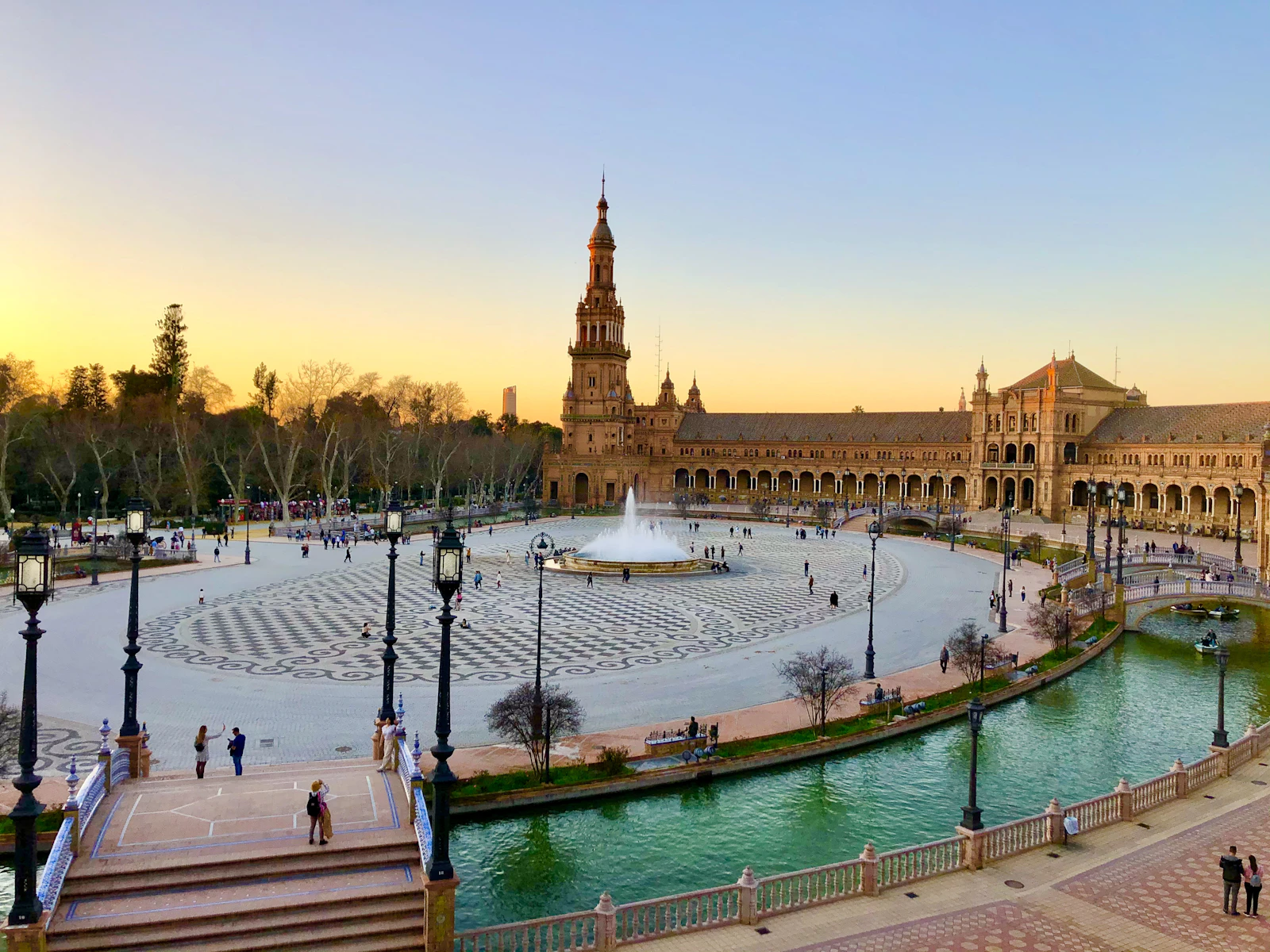 Plaza de España de Séville à l’heure dorée, en Andalousie