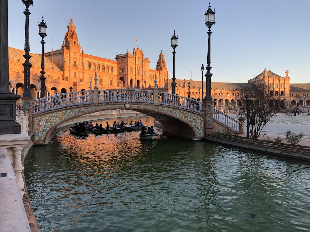 Pont en béton brun et blanc au-dessus de la rivière pendant la journée