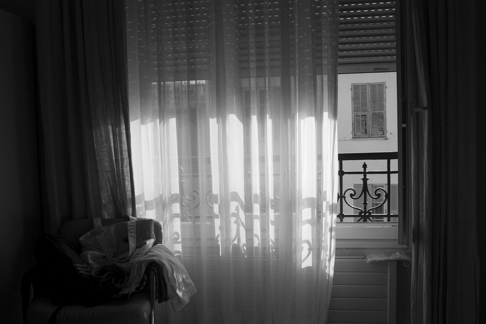 black and white bed linen