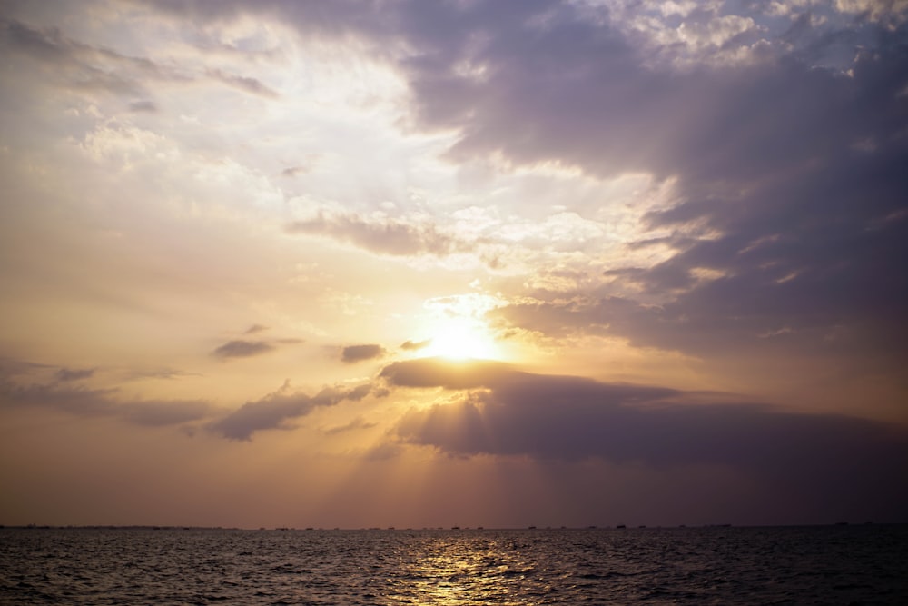 Gewässer unter bewölktem Himmel bei Sonnenuntergang