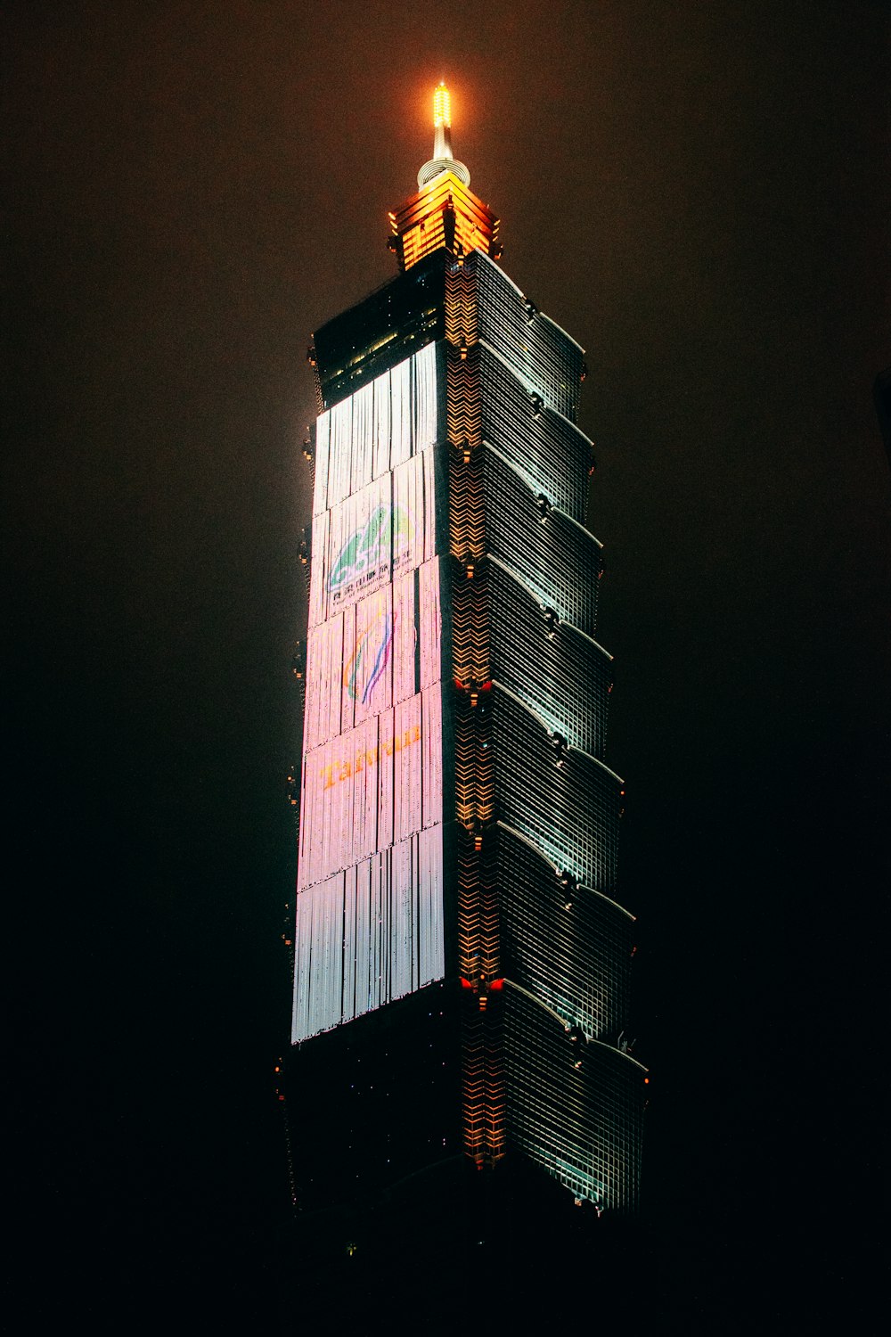 Lila und schwarzes Hochhaus während der Nacht