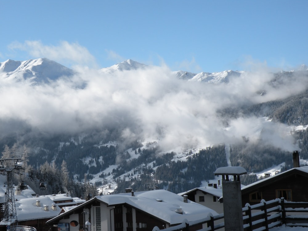 Casa blanca y marrón en la montaña cubierta de nieve durante el día